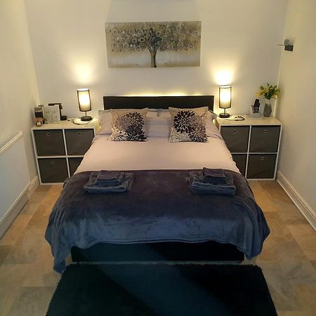 Idyllic 2 Bedroom Self-Contained Upsidedown Annexe ลานดินดรอดเวลส์ ภายนอก รูปภาพ